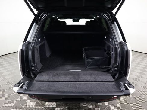 New 2025 Land Rover Range Rover SE image 29