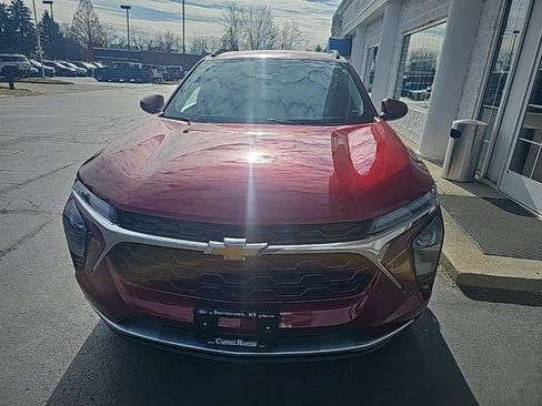 Used 2025 Chevrolet Trax LT w/ LT Convenience Package image 3