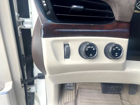 Used 2015 Cadillac Escalade Luxury image 27