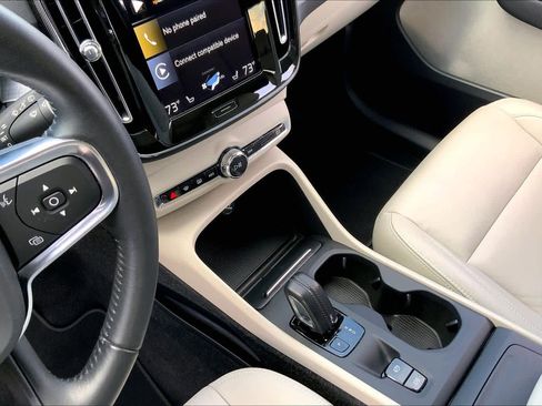 Used 2021 Volvo XC40 T5 Momentum w/ Premium Package image 15