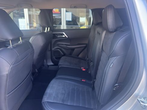 Used 2024 Mitsubishi Outlander SE image 8