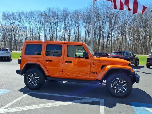 Used 2025 Jeep Wrangler Unlimited Sahara AWD/4WD image 5