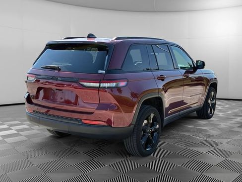 Used 2024 Jeep Grand Cherokee Altitude AWD/4WD image 5