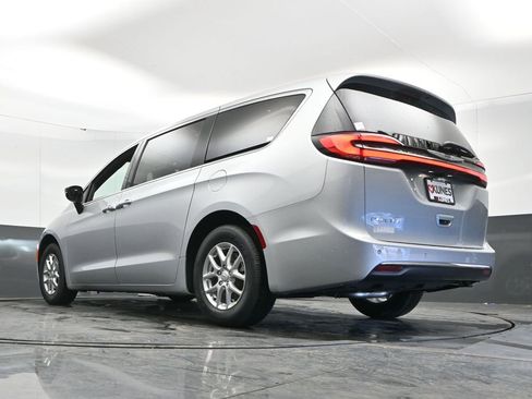 New 2026 Chrysler Pacifica Select image 45