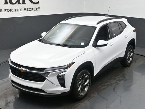 Used 2025 Chevrolet Trax LT w/ Driver Confidence Package FWD image 23