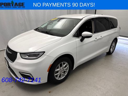 Used 2023 Chrysler Pacifica Touring-L FWD image 5