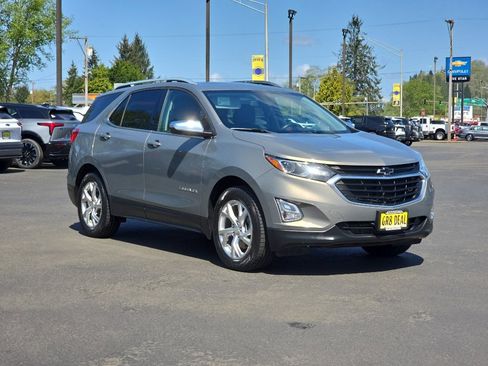 Used 2019 Chevrolet Equinox LT w/ Sun & Navigation Package FWD image 2
