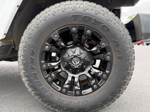 Used 2018 Jeep Wrangler Unlimited Sahara AWD/4WD image 29