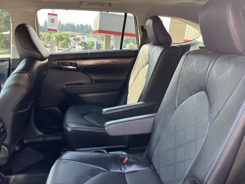 Certified 2024 Toyota Highlander Platinum AWD/4WD image 14