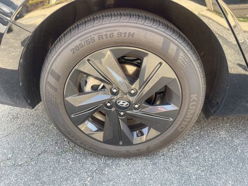 Certified 2023 Hyundai Elantra SEL w/ Preferred Accessory Package FWD image 33