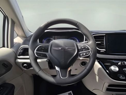 Used 2024 Chrysler Pacifica Touring-L FWD image 16