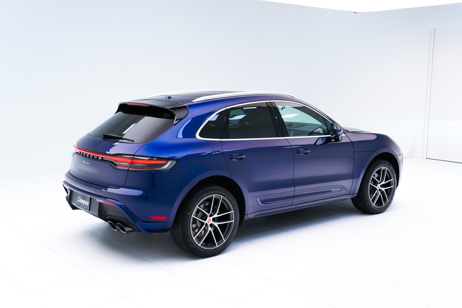 Certified 2024 Porsche Macan AWD/4WD image 9