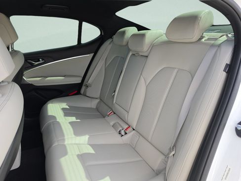 Used 2025 Genesis G70 2.5T RWD image 19