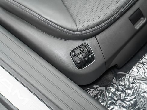 Used 2005 Mercedes-Benz SL 55 AMG image 26