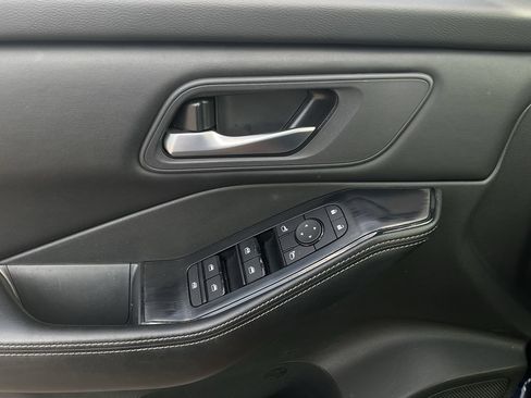 Used 2025 Nissan Rogue SV FWD image 9