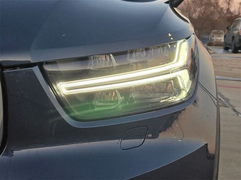 Used 2022 Volvo XC40 T5 Momentum w/ Premium Package image 32