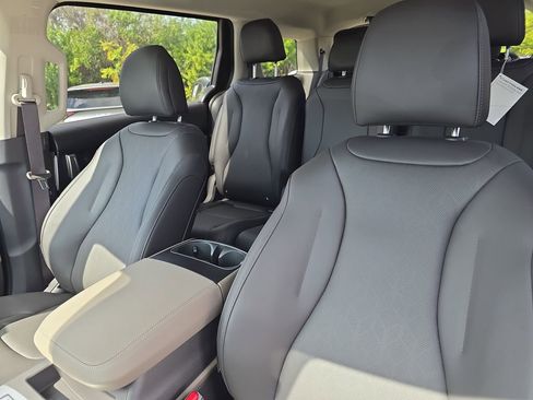 New 2026 Kia Carnival FWD image 22