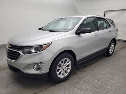 Used 2018 Chevrolet Equinox LS FWD image 2