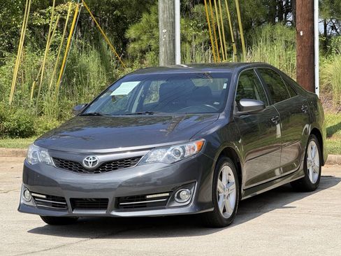 Used 2012 Toyota Camry SE FWD image 2