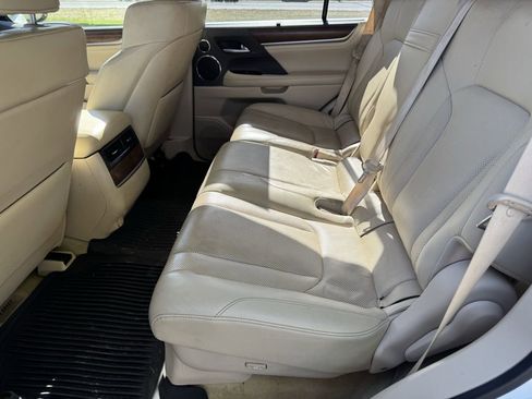 Used 2020 Lexus LX 570 4WD w/ Luxury Package image 21