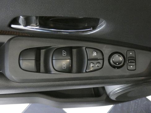 Used 2023 Nissan Kicks SR image 18