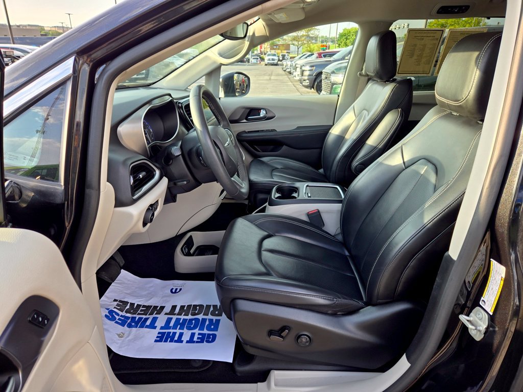 Used 2023 Chrysler Pacifica Touring-L FWD image 14