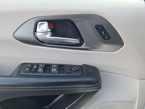 Used 2022 Chrysler Pacifica Touring-L image 3