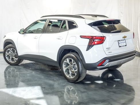 Used 2025 Chevrolet Trax LT w/ LT Convenience Package FWD image 9