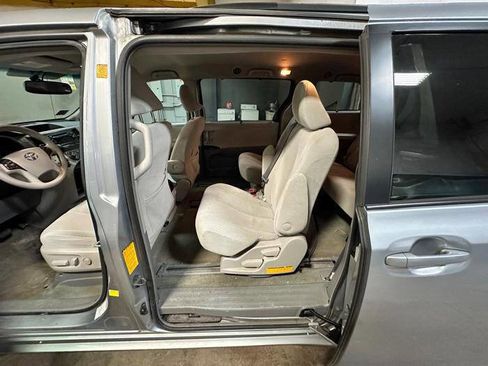 Used 2012 Toyota Sienna LE FWD image 22