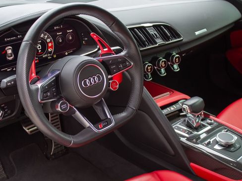 Used 2018 Audi R8 V10 w/ Premium Package RWD image 11