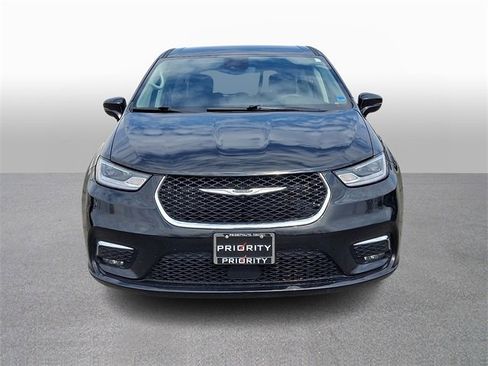 Used 2024 Chrysler Pacifica Touring-L image 2