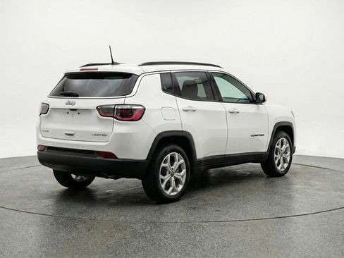 Used 2025 Jeep Compass Latitude image 9