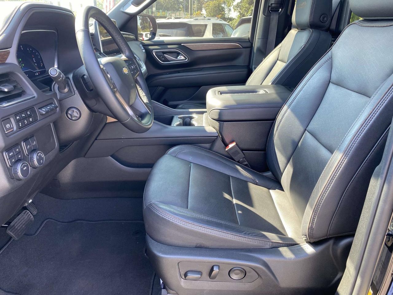 Used 2024 Chevrolet Suburban High Country w/ Premium Package 2 AWD/4WD image 29