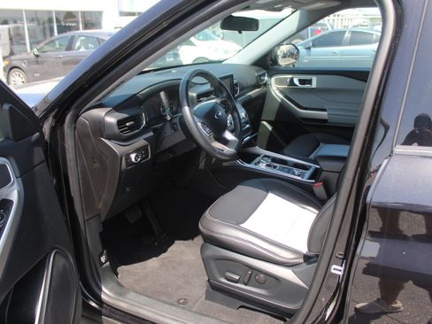 Used 2023 Ford Explorer XLT w/ Equipment Group 202A AWD/4WD image 10