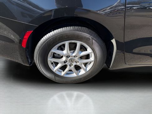 Used 2024 Chrysler Pacifica Touring-L FWD image 27