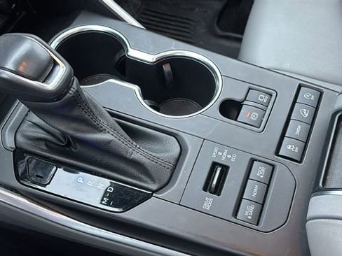 Used 2022 Toyota Highlander XLE image 22