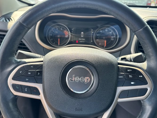 Used 2018 Jeep Cherokee Latitude w/ Cold Weather Group FWD image 20