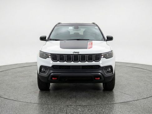 Used 2025 Jeep Compass Trailhawk image 2