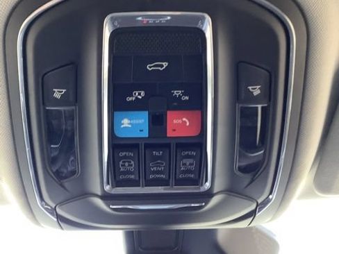 Certified 2023 Jeep Grand Cherokee Limited w/ Black Appearance Package AWD/4WD image 28