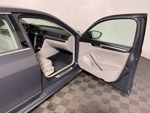 Used 2017 Volkswagen Passat 1.8T R-Line FWD image 33