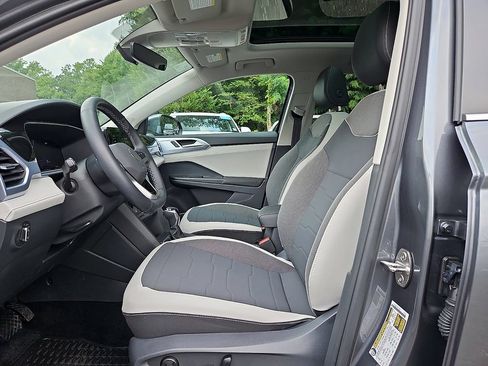 Certified 2025 Volkswagen Taos SE w/ Panoramic Sunroof Package AWD/4WD image 14