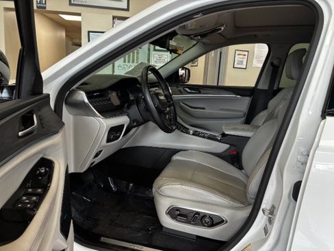 Used 2022 Jeep Grand Cherokee Overland w/ Adv Protech Group III RWD image 17