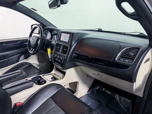 Used 2019 Dodge Grand Caravan SXT FWD image 12