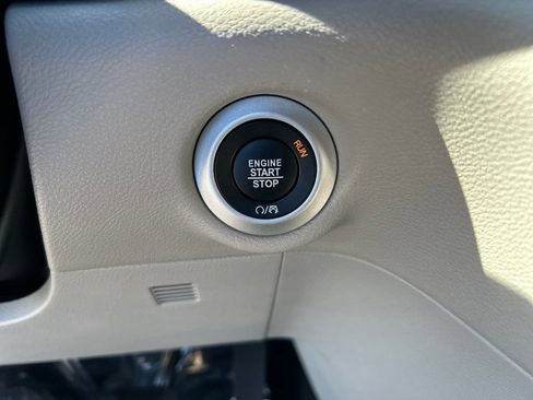 Certified 2024 Chrysler Pacifica Touring-L FWD image 36