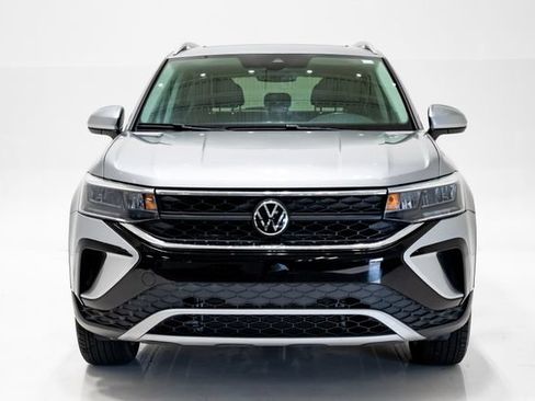 Used 2023 Volkswagen Taos SE w/ Panoramic Sunroof Package AWD/4WD image 4