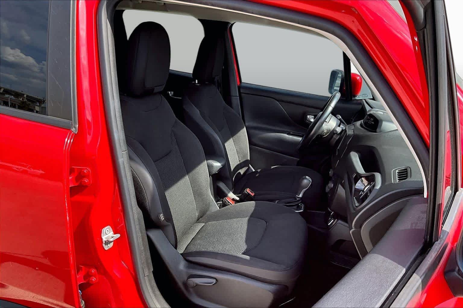 Used 2018 Jeep Renegade Altitude FWD image 9