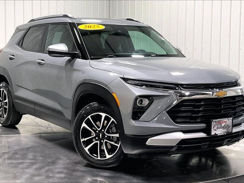 Used 2025 Chevrolet TrailBlazer LT AWD/4WD image 3