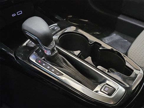 Used 2025 Chevrolet Trax LT image 32