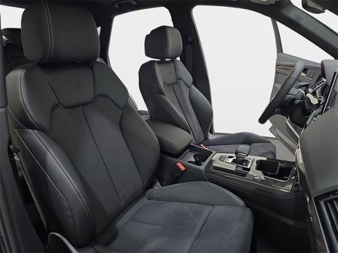 New 2025 Audi SQ5 Prestige image 10