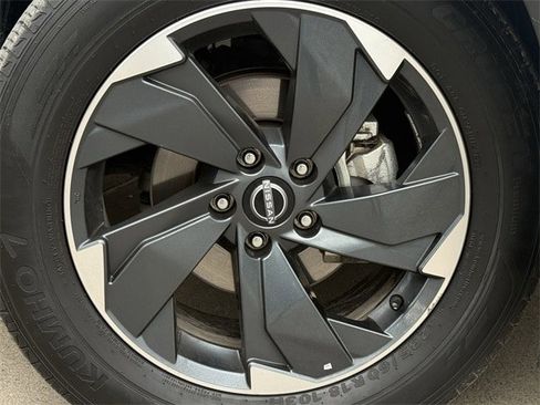 Used 2024 Nissan Rogue SV image 9